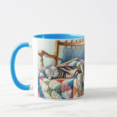 Mug Chat gris doux dormant sur une courtepointe (Gauche)