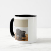 Mug Chat mangeant de la cuvette (Devant gauche)