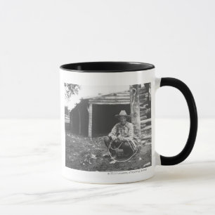 Mug Chat mangeant hors d'une boîte de café