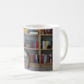 Mug Chat mignon dormant sur des livres de bibliothèque (Devant droit)