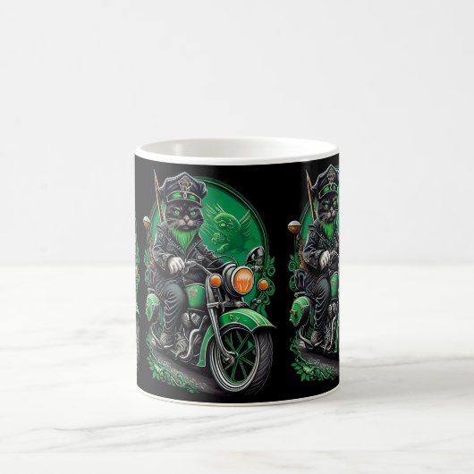 Mug Chat noir conduisant un vélo la Saint-Patrick (Centre)