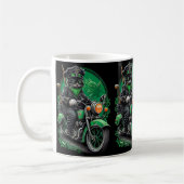 Mug Chat noir conduisant un vélo la Saint-Patrick (Gauche)