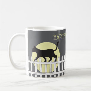Mug Chat noir effrayant sur une clôture à piquets