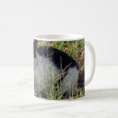 Mug Chat Noir Et Blanc Dans Le Jardin, (Devant droit)