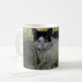 Mug Chat Noir Et Blanc Dans Le Jardin, (Devant gauche)