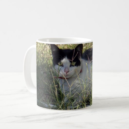 Mug Chat Noir Et Blanc Dans Le Jardin, (Devant gauche)