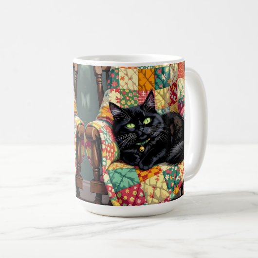 Mug Chat noir mignon sur chaise à rocher (Devant droit)