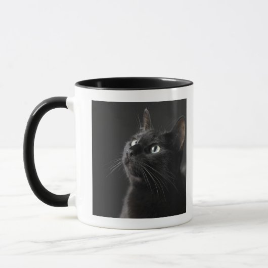 Mug Chat noir sur le fond noir, plan rapproché (Gauche)