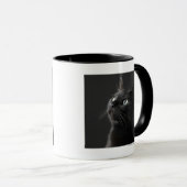 Mug Chat noir sur le fond noir, plan rapproché (Devant droit)