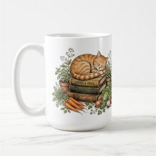 Mug Chat orange confortable dormant sur des livres