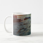 Mug Chat se reposant sur une plage (Gauche)