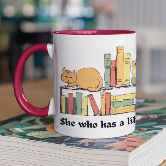 Mug Chat sur la bibliothèque manuelle de la bibliothèq