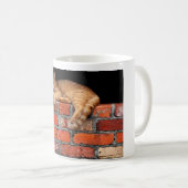 Mug Chat sur mur de briques (Devant droit)