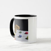 Mug Chat tigré de gingembre se reposant sur la table (Devant gauche)