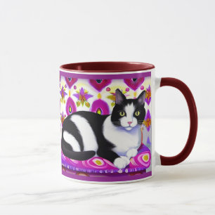 Mug Chat Tuxedo noir et blanc sur un coussin