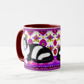 Mug Chat Tuxedo noir et blanc sur un coussin (Devant gauche)