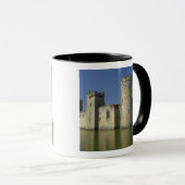 Mug Château de Bodiam (1385), reflété dans les douves, (Devant droit)