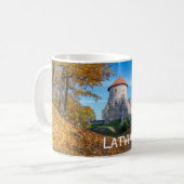 Mug Château médiéval entouré de forêt (Devant gauche)