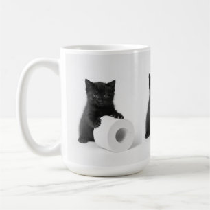 Mug Chaton noir bébé gardant un rouleau de papier toil