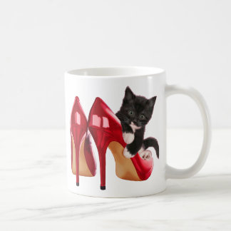 Mug Chaton noir et blanc dans la chaussure rouge