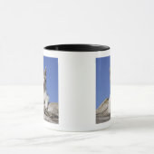 Mug Chaton se trouvant sur le rondin, baîllant, plan (Centre)