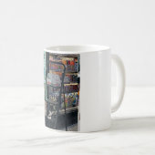 Mug chats de bodega aidant à réapprovisionner (Devant droit)