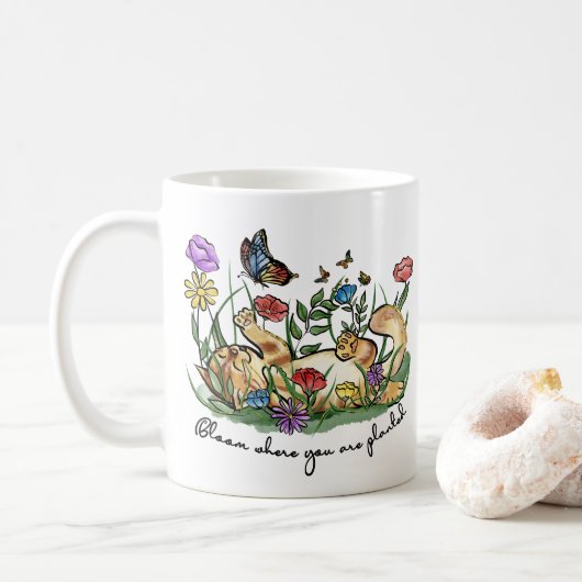 Mug Chatte de chat jouant jardin fleurs papillon fleur (Avec donut)