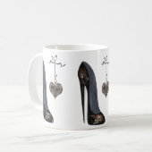 Mug Chaussure et coeur stylets noirs (Devant gauche)