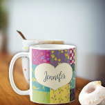 Mug Chaussure et forme du coeur de chou-patchwork pers<br><div class="desc">Cette jolie tasse est prête à être personnalisée avec un nom en écriture script ou cursive et dispose d'une couleur crème de forme de coeur ensemble contre une illustration dans le style d'une courtepointe boho colorée patchwork. Le coeur et le nom apparaissent de part et d'autre de cette tasse.</div>