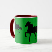 Mug Chaussure noire, cheval courant, café vert (Devant gauche)