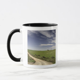 Mug Chemin d'exploitation tortillant entre les champs