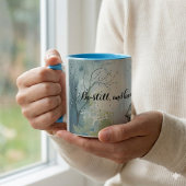 Mug Chemin rustique d'église dans une prairie de fleur