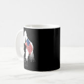 Mug Chemise à pied - Bigfoot Sasquatch Drapeau américa (Devant gauche)
