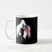 Mug Chemise à pied - Bigfoot Sasquatch Drapeau américa (Gauche)