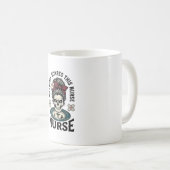 Mug Chemise d'infirmière Halloween Graphique de crâne (Devant droit)