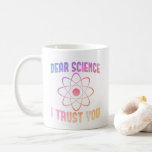 Mug Chère science, je vous fais confiance - Science am<br><div class="desc">chemise de science drôle pour les hommes femmes ou professeur de chimie comme un Noël ou une idée cadeau d'anniversaire. Obtenez ceci en tant que chemise d'université scientifique ou pour les professeurs de biologie et de mathématiques</div>