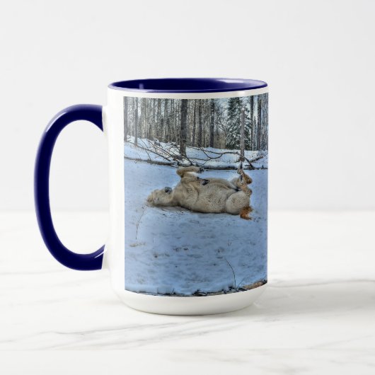 Mug Cheval blanc rouler dans la neige hivernale (Gauche)