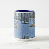 Mug Cheval blanc rouler dans la neige hivernale (Centre)