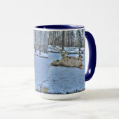 Mug Cheval blanc rouler dans la neige hivernale (Devant droit)