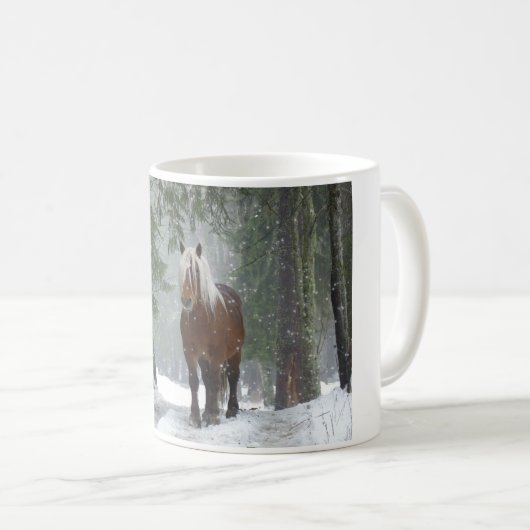 Mug Cheval Brown dans une forêt d'hiver avec chute de  (Devant droit)