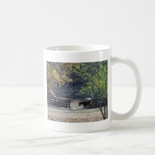 Mug Cheval Brun traversant une clôture