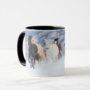 Mug Cheval courant à travers la neige