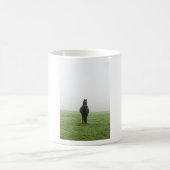 Mug Cheval dans la brume sur une prairie (Centre)