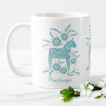 Mug Cheval de Dala Suédois Turquoise de café personnal<br><div class="desc">Un Dala Horse suédois traditionnel design en vert turquoise et blanc. Idéal pour ceux qui aiment les chevaux,  les poneys et tout ce qui est scandinave. Modifiez le nom pour customiser. Art original de Nic Squirrell.</div>