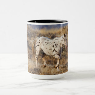 Mug Cheval errant dans les collines panoramiques de Bi
