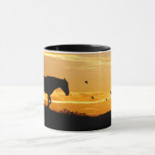 Mug Cheval et oiseaux Silhouetté au lever du soleil (Centre)