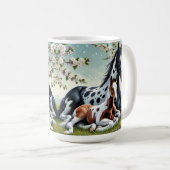 Mug Cheval et poulain reposent au milieu des arbres en (Devant droit)
