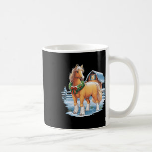 Mug Cheval Festif Avec Wreath Sur La Scène Neige