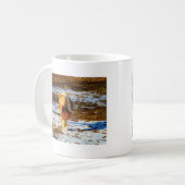 Mug Cheval miniature Brown et crème dans la neige. (Devant gauche)