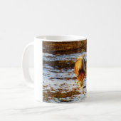 Mug Cheval miniature Brown et crème dans la neige. (Devant gauche)